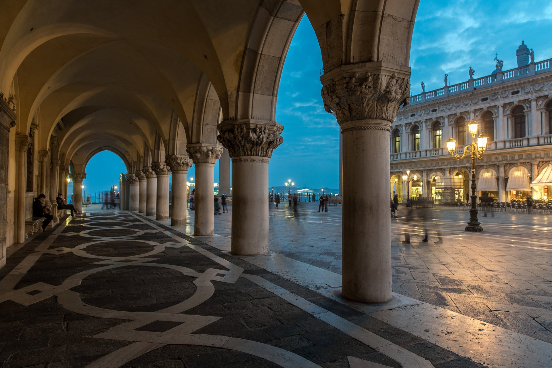 venise italie palais des doges piazzetta ciel nuages soirée lumières lanterne