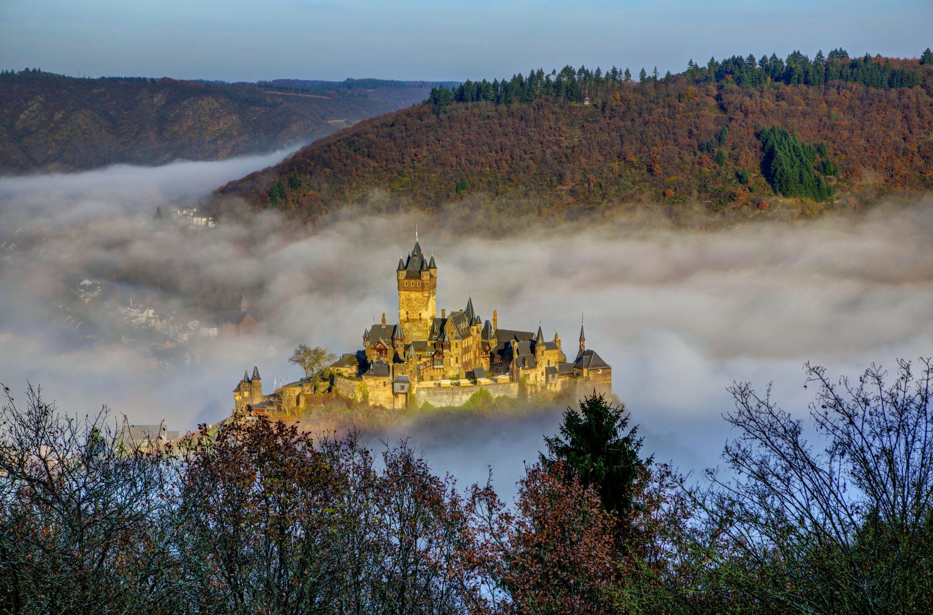 schloss deutschland reichsburg cochem nebel stadt foto