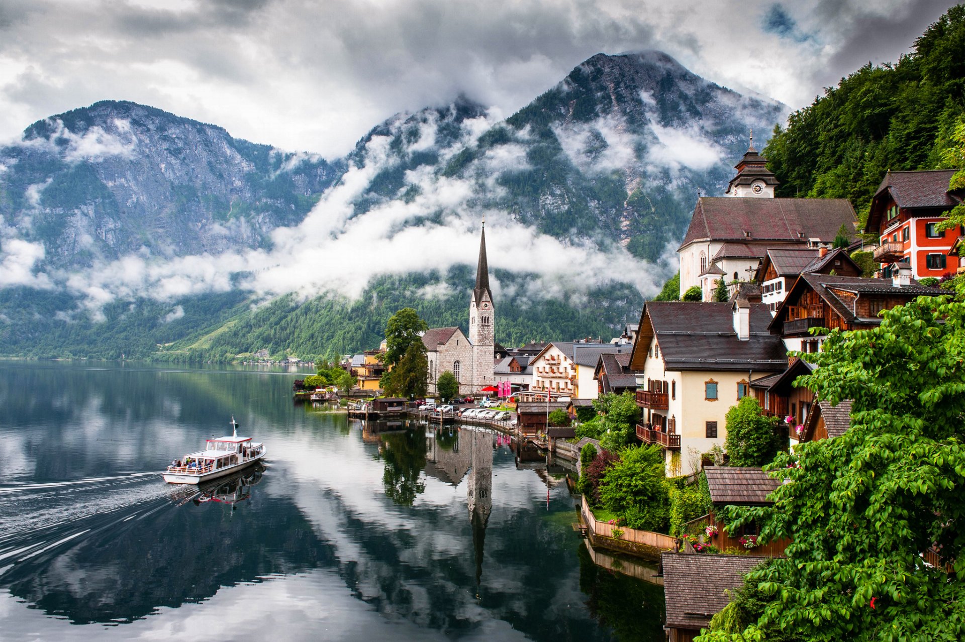 hallstatt austria salzkammergut città lago montagne nuvole case chiesa natura