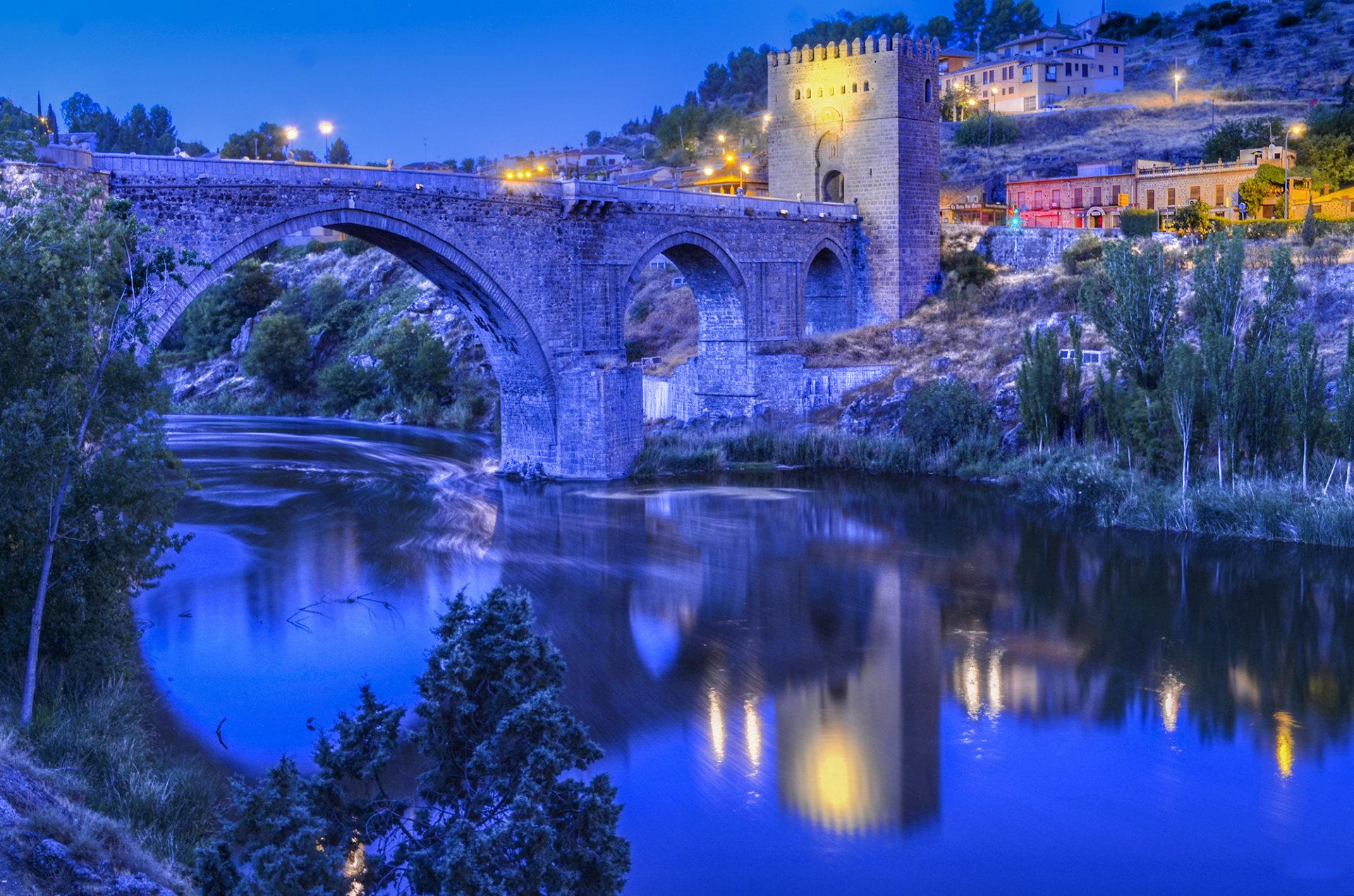 puente de san martin tolède espagne rivière pont soirée lumières pente maisons tour ciel