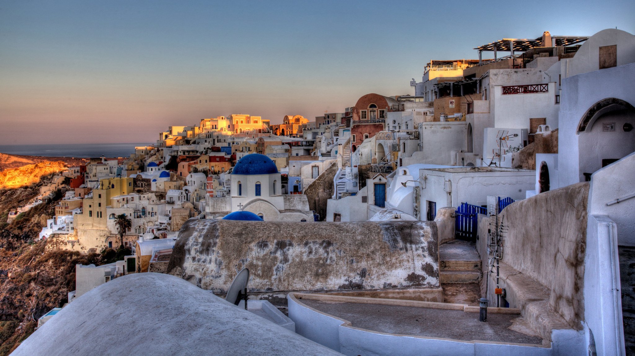 santorini oia grecia mar egeo ciudad piedras naturaleza casas iglesia cúpulas edificios mañana sol salida del sol