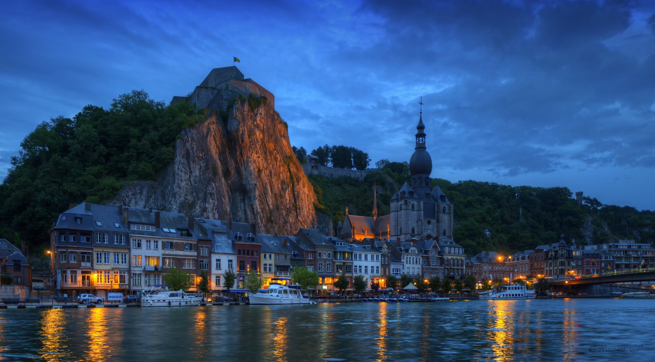 wallonie belgique dinan rivière rocher nuit maisons lumières yacht bateau pont