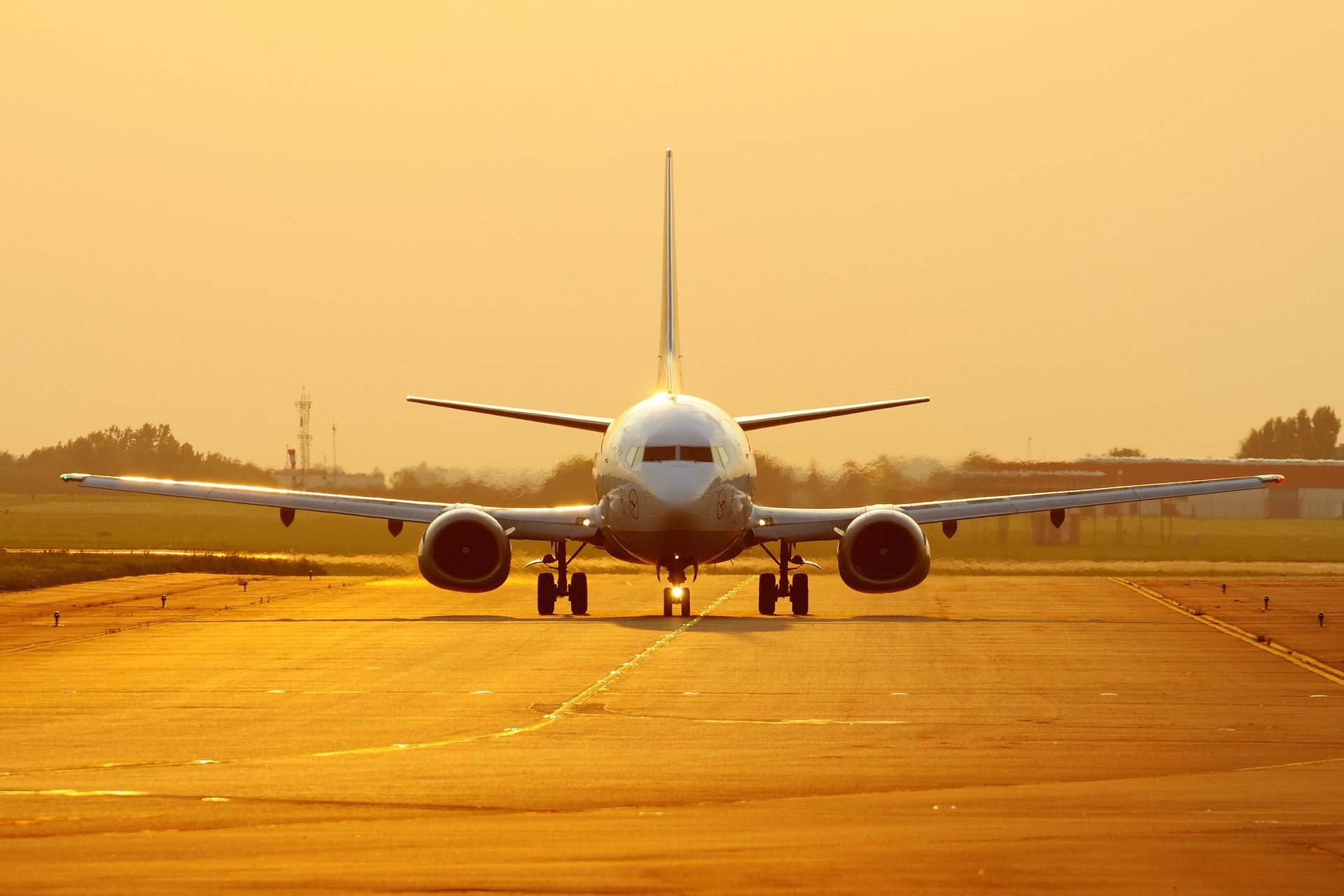 boeing goldener hintergrund bei sonnenuntergang 737