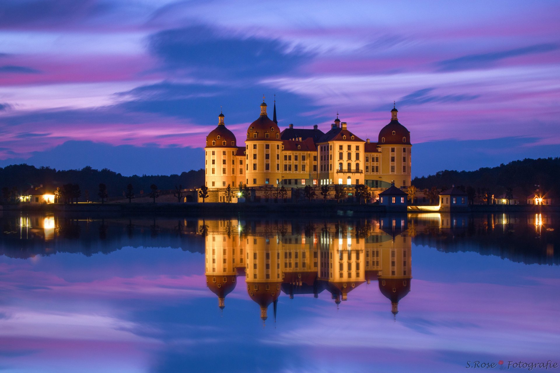 allemagne saxe moritzburg château nuit bleu violet ciel nuages lumières rétro-éclairage lumière eau réflexion