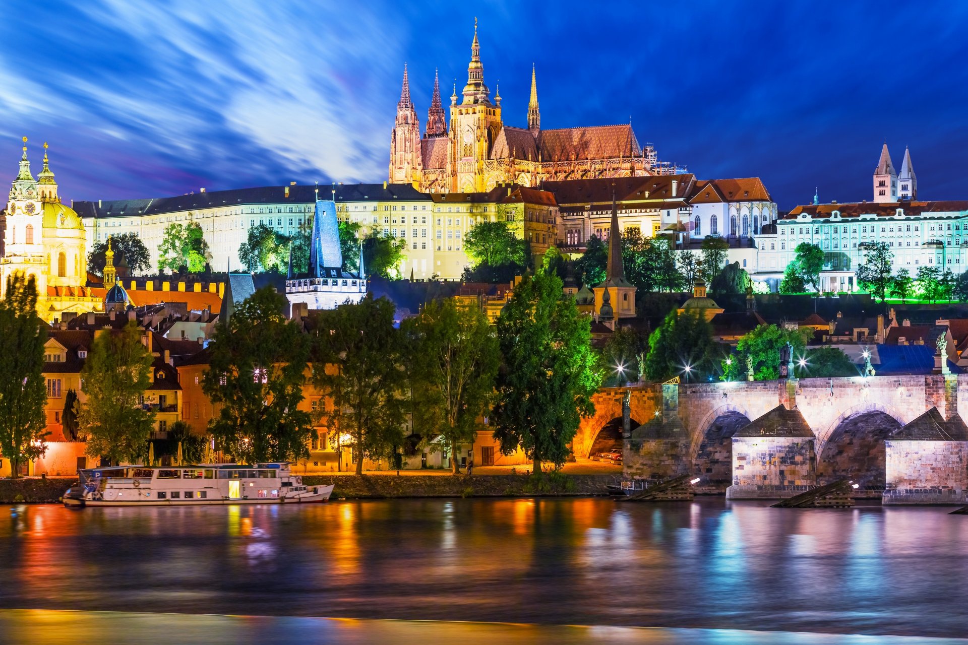 praga repubblica ceca ponte carlo moldava fiume moldava città notturna nave lungomare