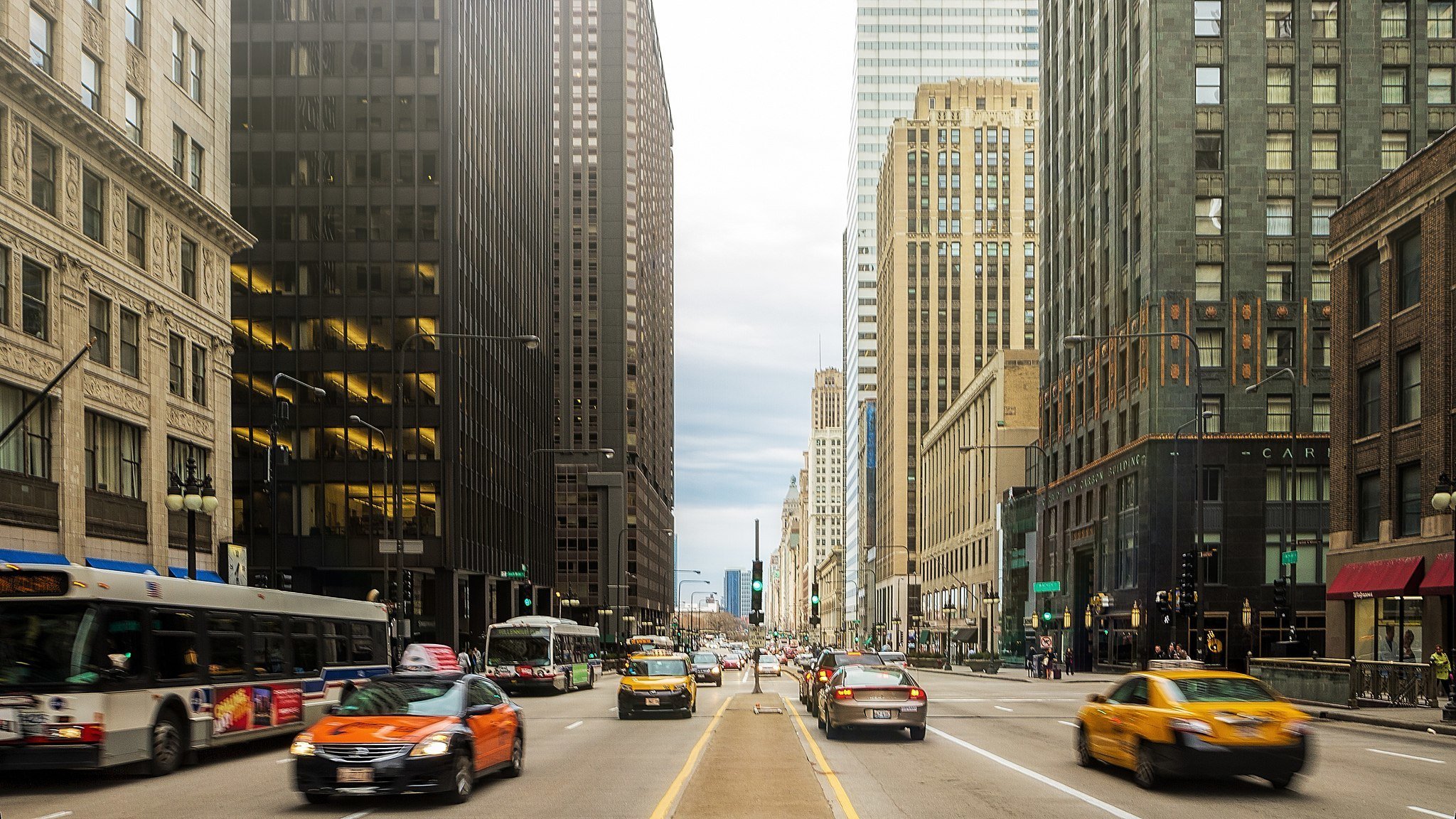 chicago ameryka usa budynki drapacze chmur wieżowce ruch ulica samochody ludzie centrum