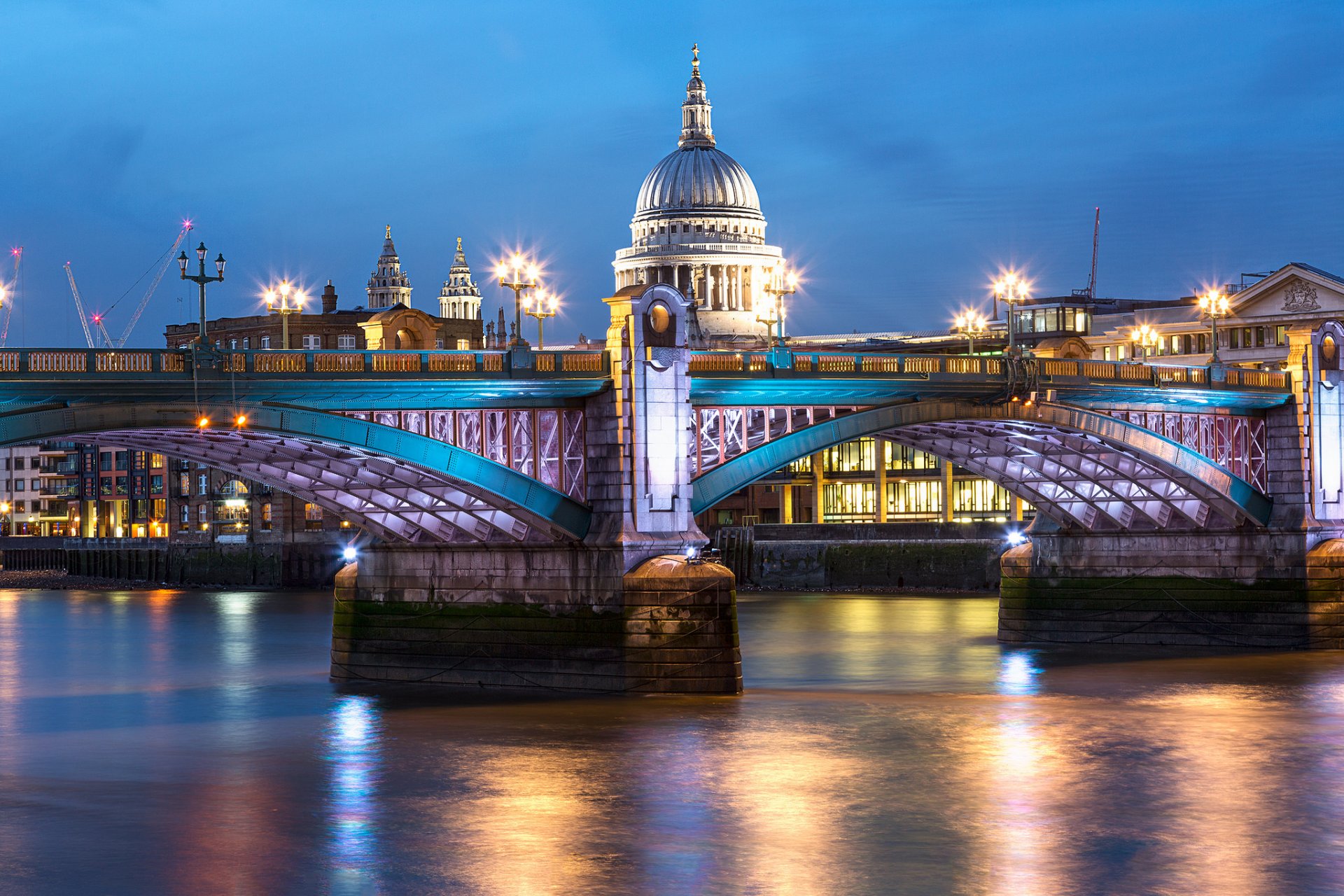 pont de blackfriars cathédrale saint-paul londres ville capitale angleterre royaume-uni capitale soirée rétro-éclairage lumières éclairage lanternes maisons bâtiments rivière thames tamise eau réflexion bleu ciel