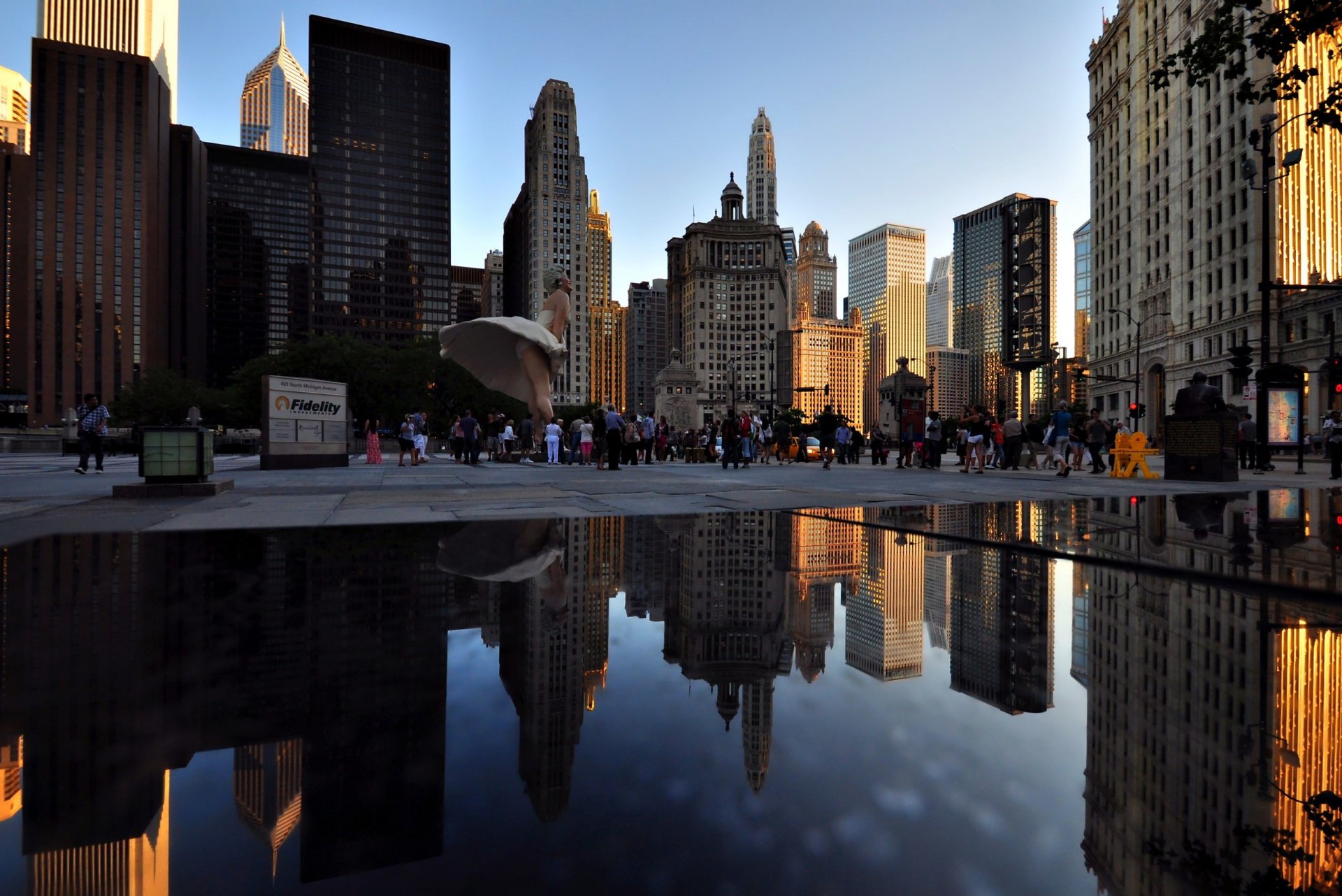 chicago illinois città fiume grattacieli sera riflessione luci persone merlin monroe