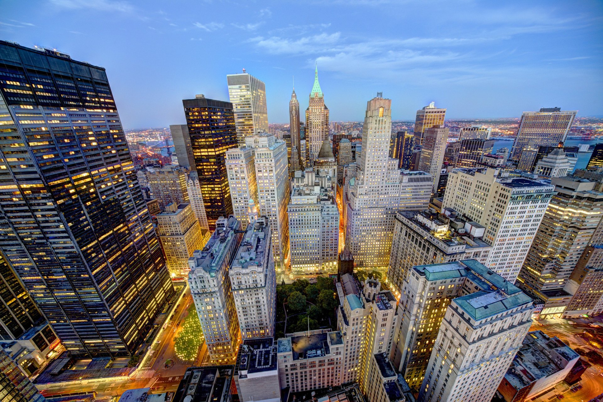 new york city lower manhattan finanzviertel chase plaza trinity church zuccotti park usa wolkenkratzer häuser gebäude dächer abend lichter stadt