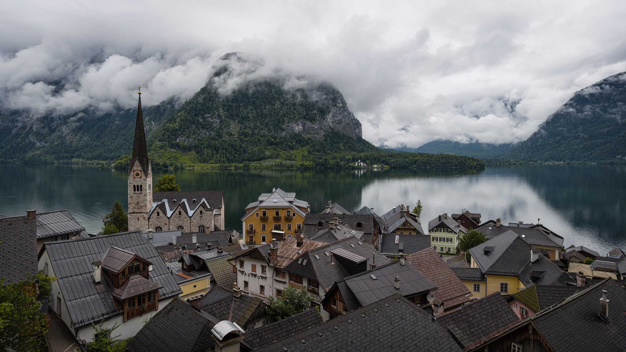 autriche hallstatt maisons montagnes forêt lac côte nuages