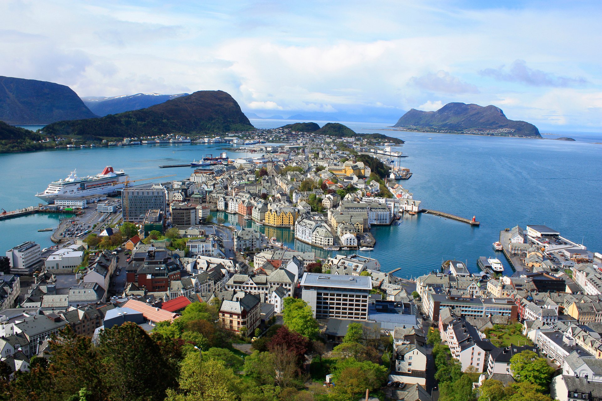 alesund norwegia niebo morze góry domy port krajobraz wyspa drzewa