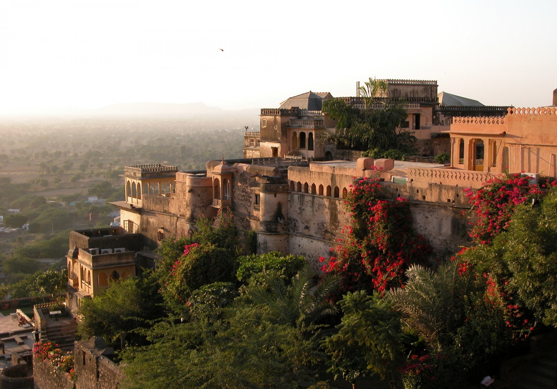 indie neemrana fort pałac nemrana architektura góra ogród drzewa