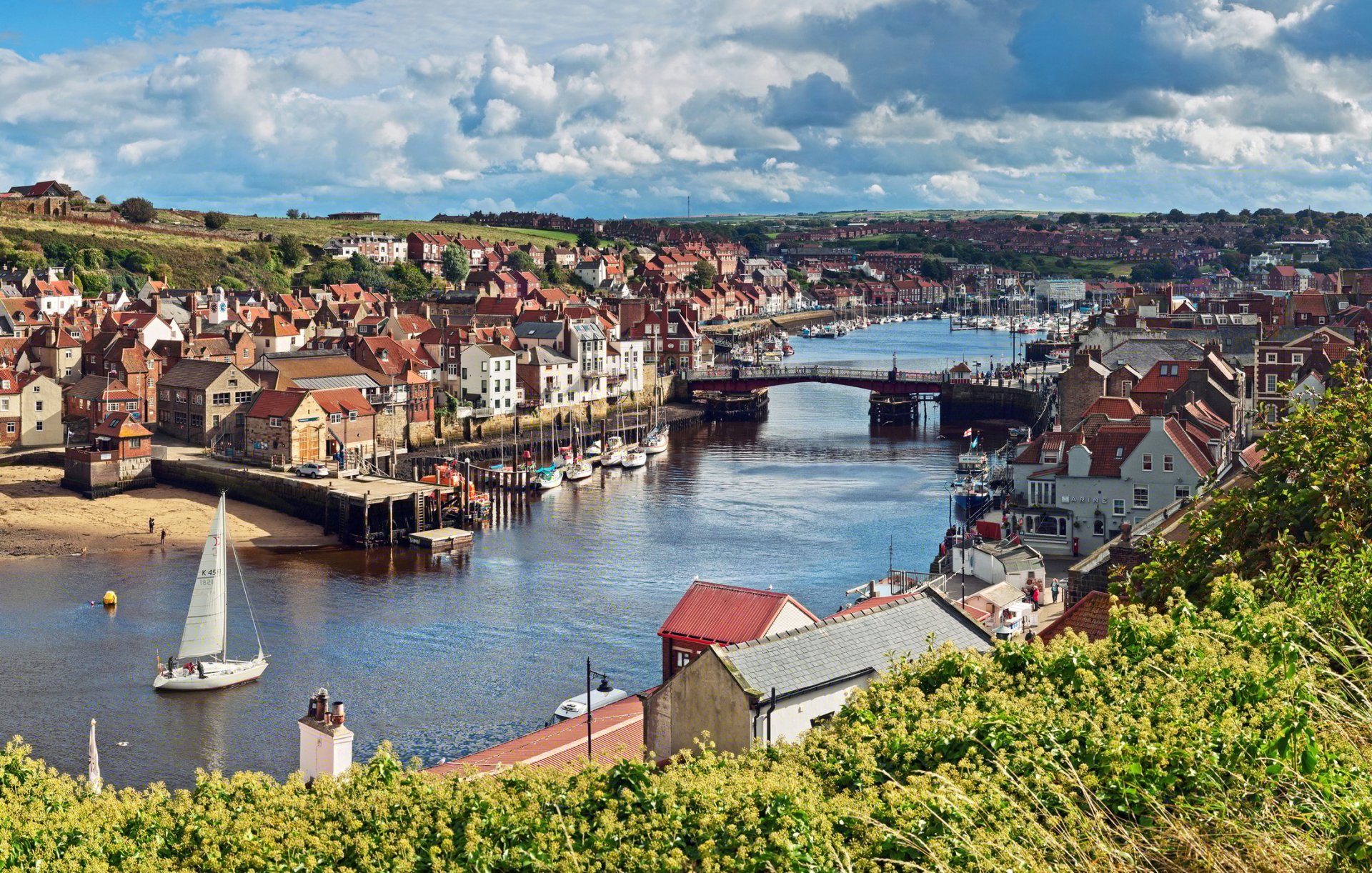 north yorkshire anglia rzeka most łódź domy niebo chmury drzewa krajobraz żagiel