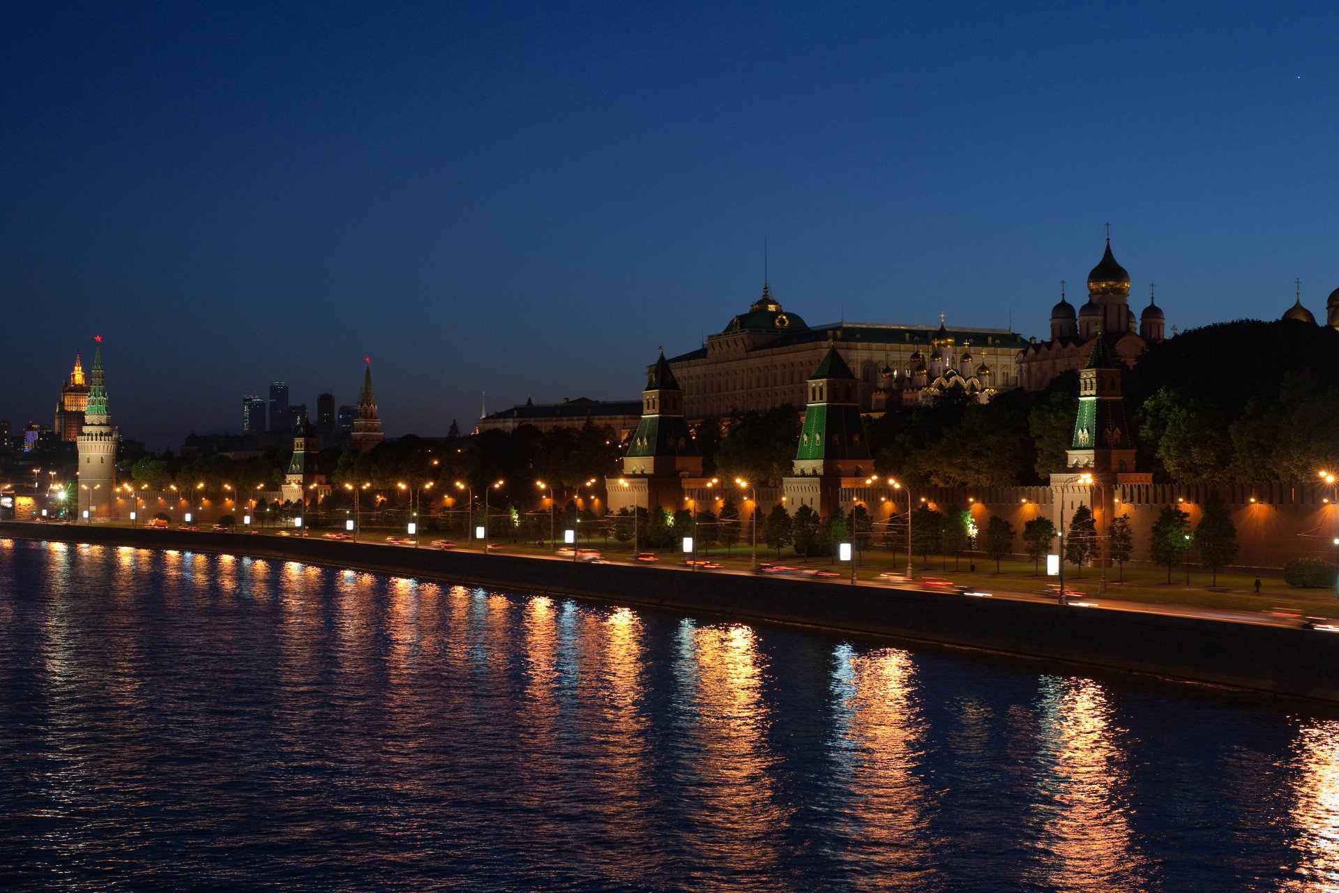 nacht stadt fluss uferpromenade leuchten lichter kreml