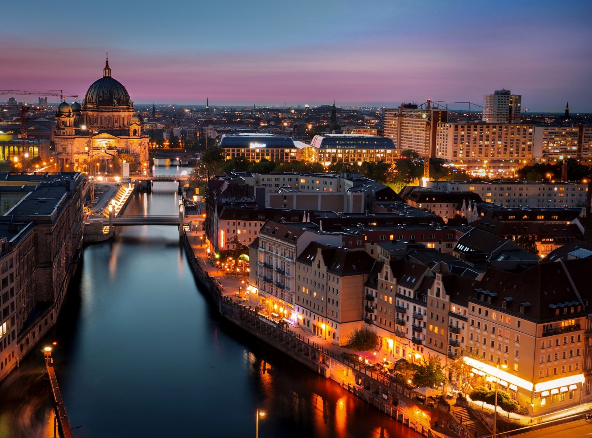 berlino germania casa berliner cattedrale di berlino chiesa città fiume sprea ponti sera edifici case architettura luce illuminazione lanterne luci