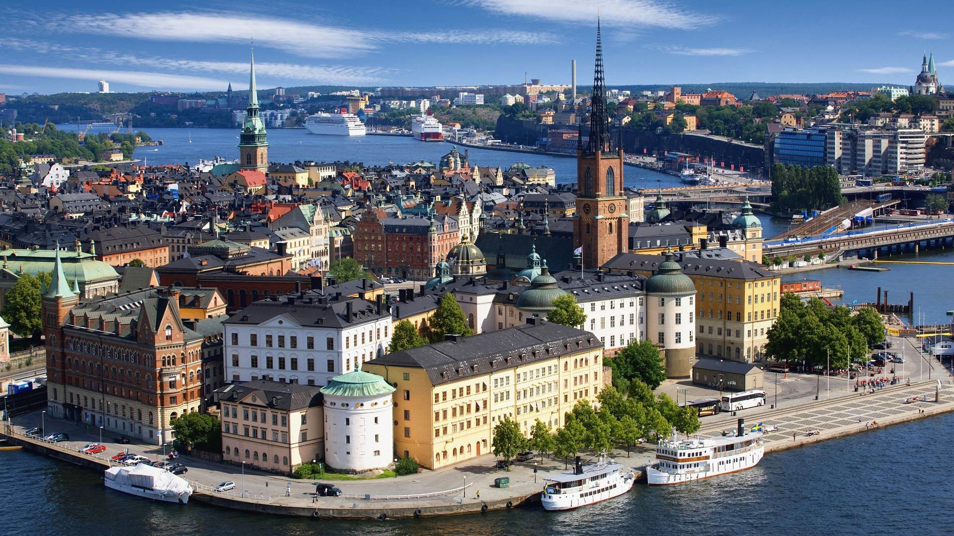 scandinavia svezia stoccolma chiesa di riddarholmen fiume mare liner nave porto case torre guglia cielo nuvole ponte