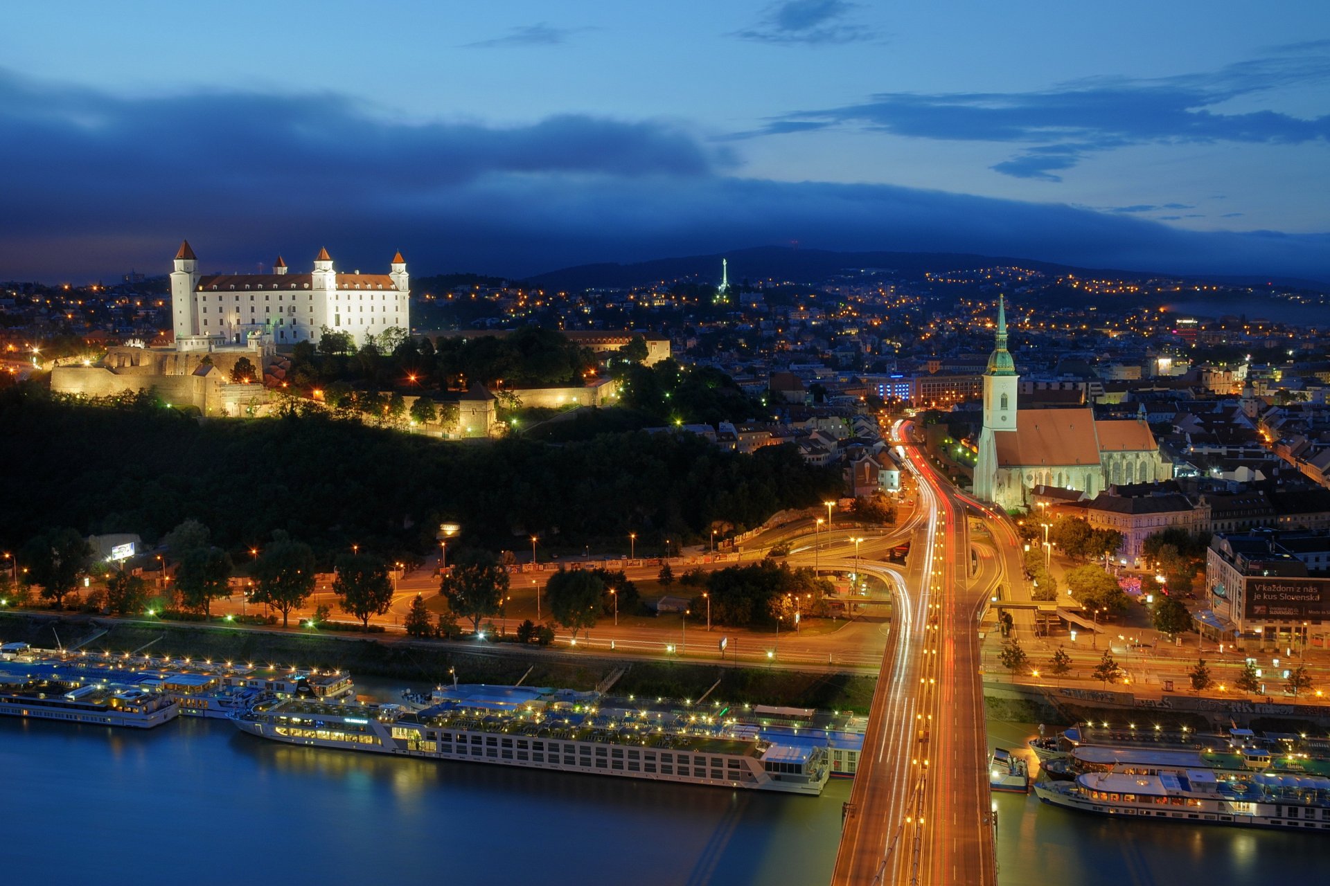 eslovaquia bratislava crepúsculo luces