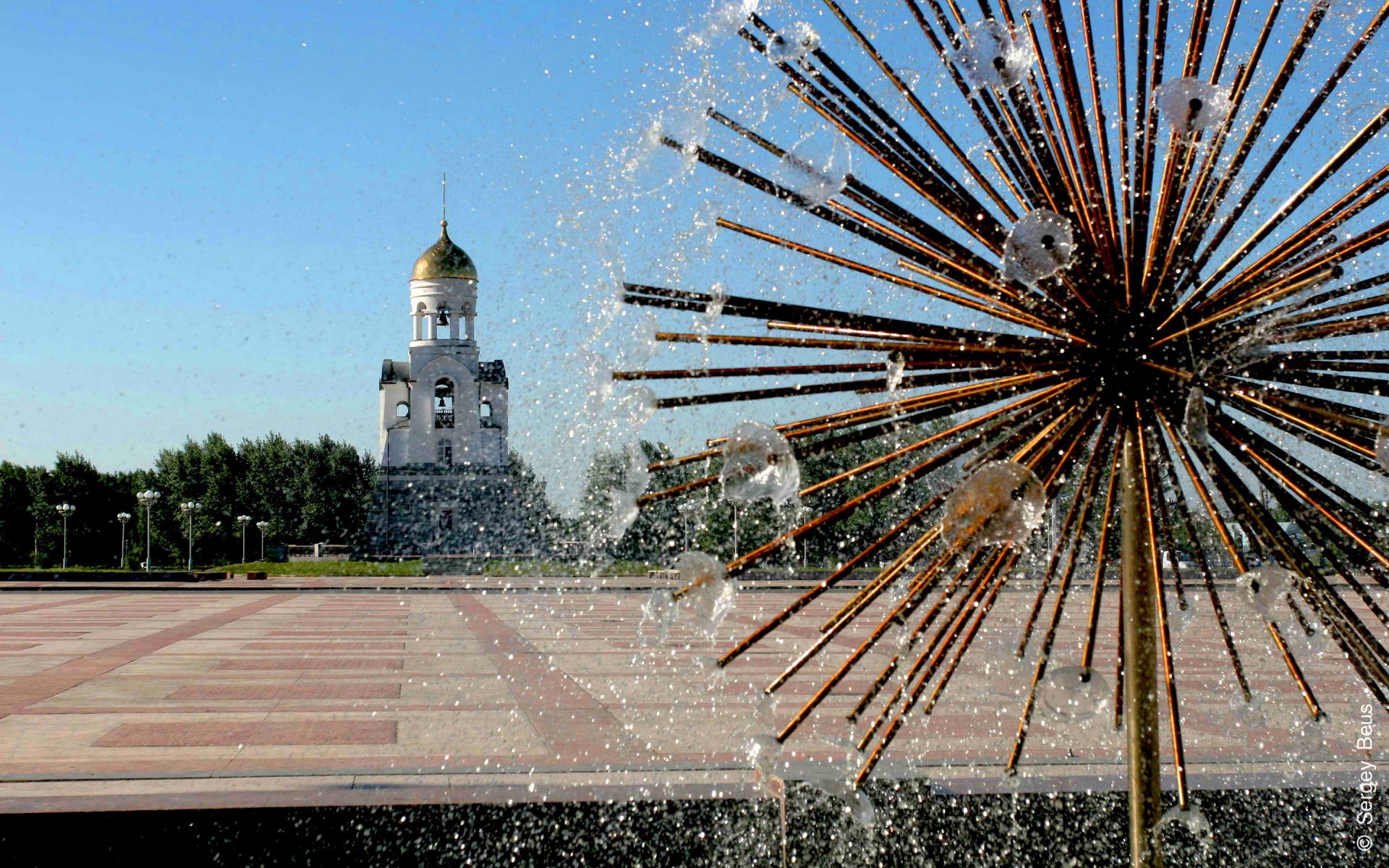 russland kamensk-ural stadt platz brunnen kapelle