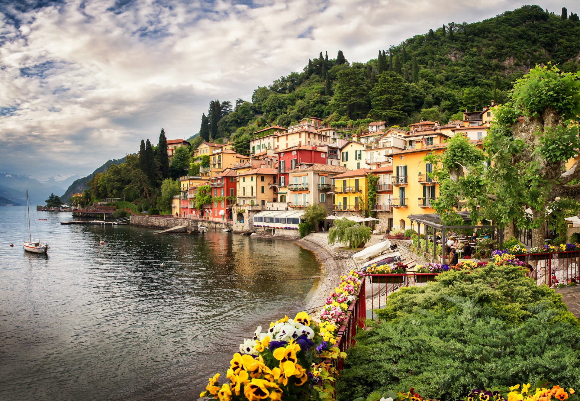 italia città case edifici montagne alpi lago fiori alberi natura