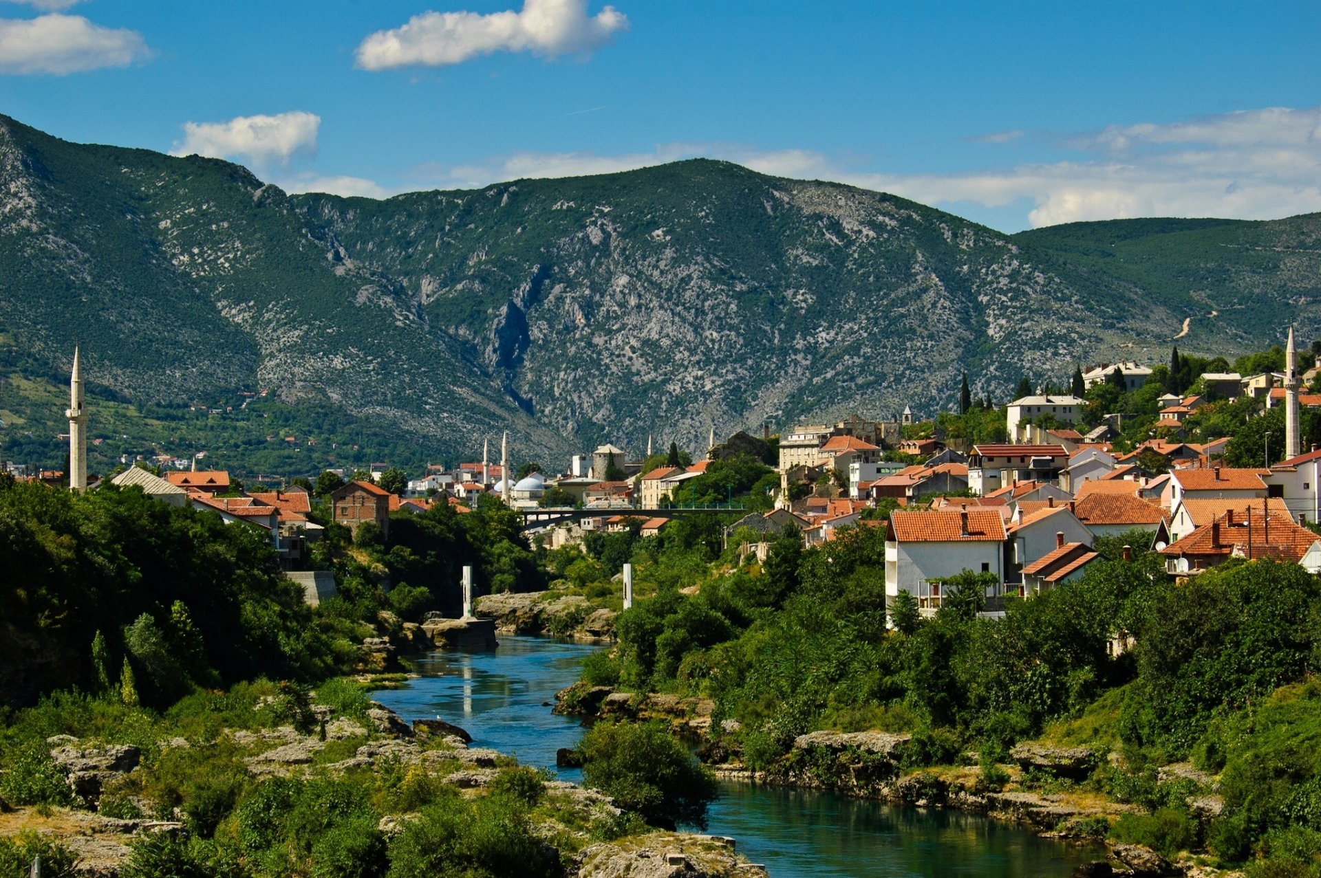 mostar bosnie-herzégovine rivière neretva rivière neretva montagnes bâtiments paysage