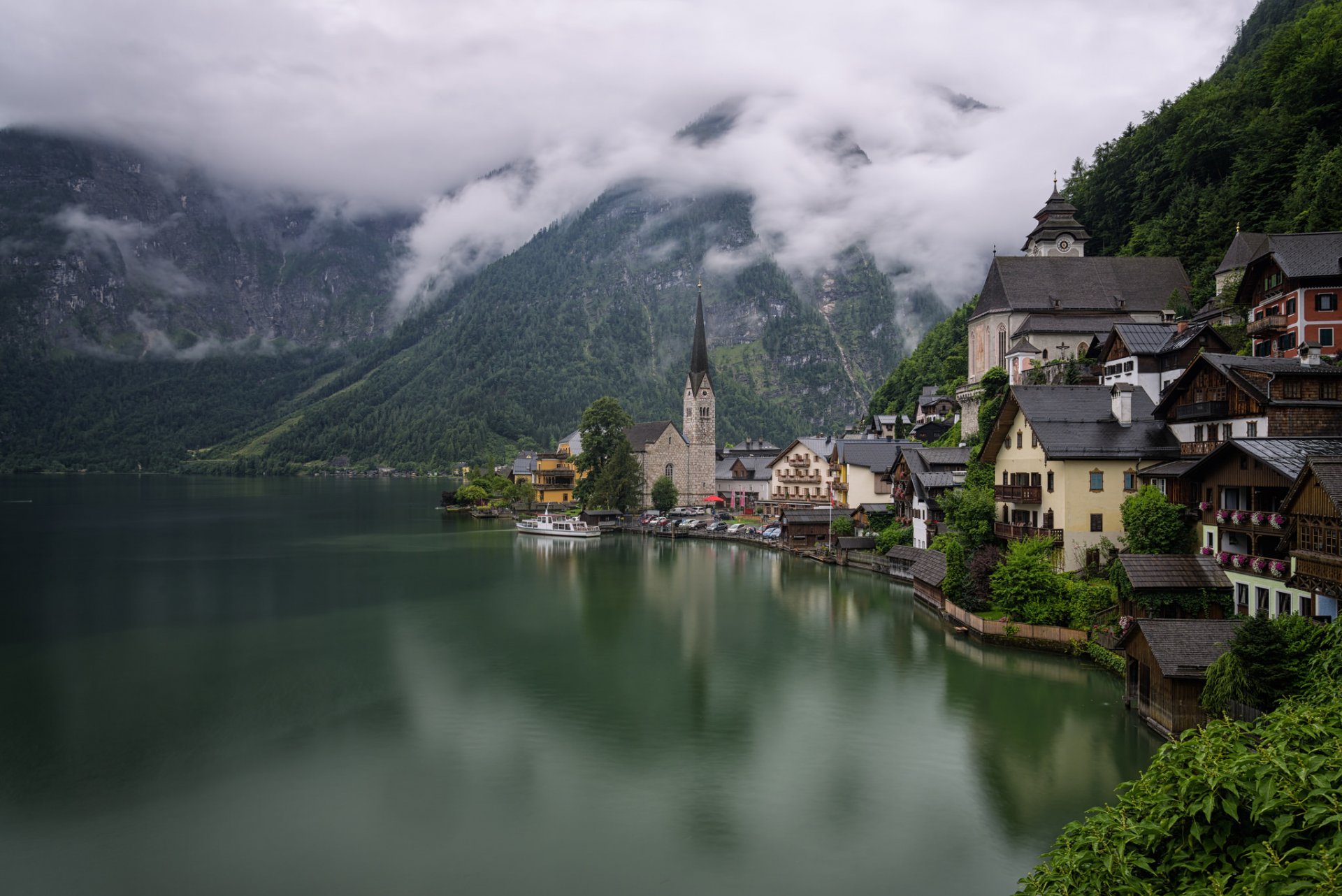 austria hallstatt casas montañas bosque lago costa