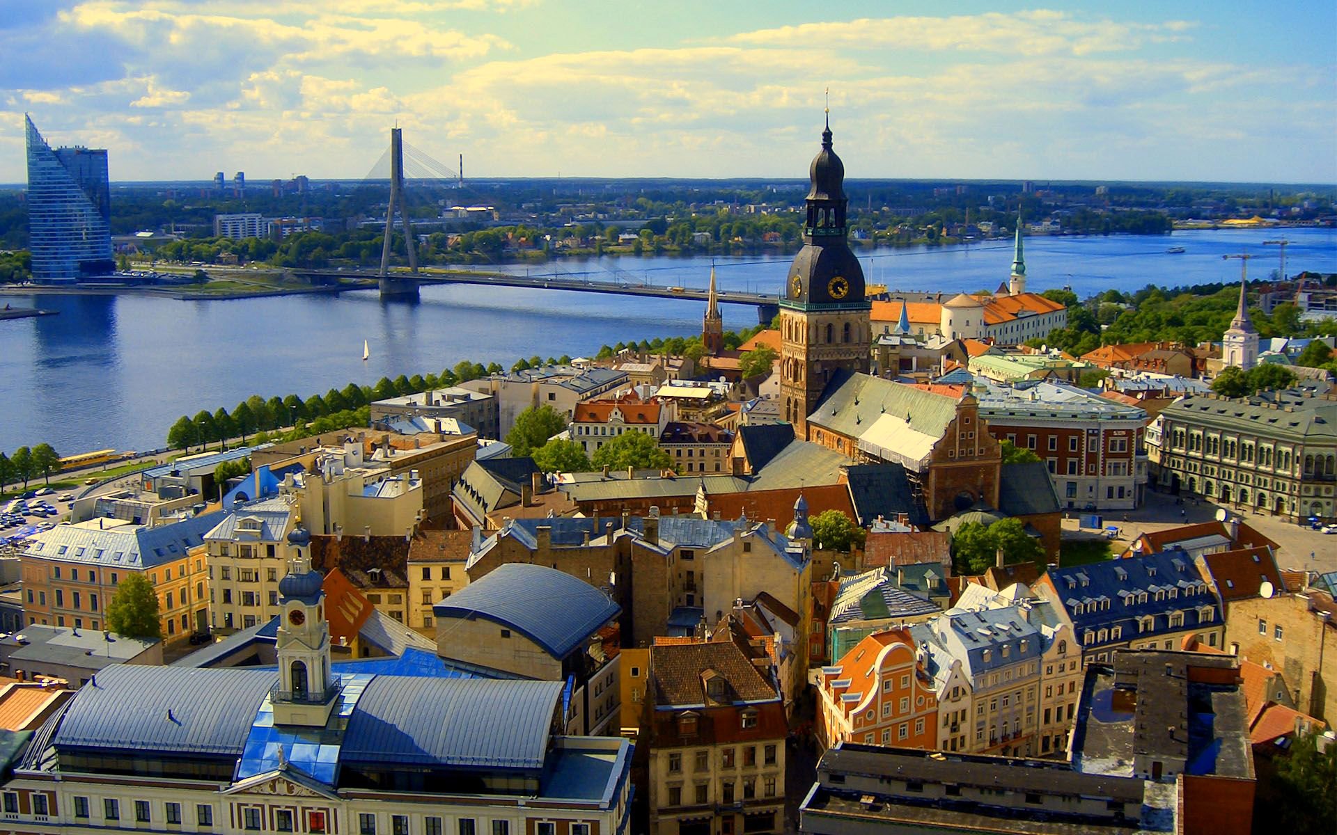 riga letonia cielo casas río puente panorama