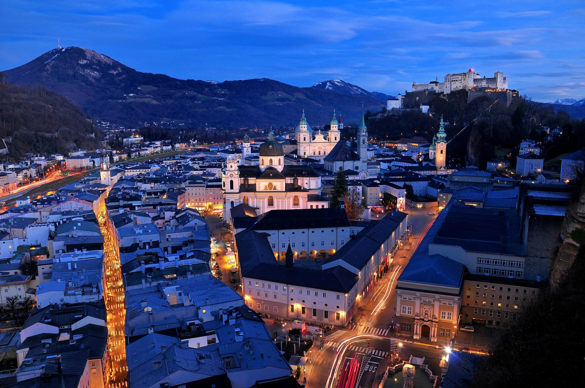 salzburg stadt österreich österreich abend häuser gebäude dächer straßen straßen lichter