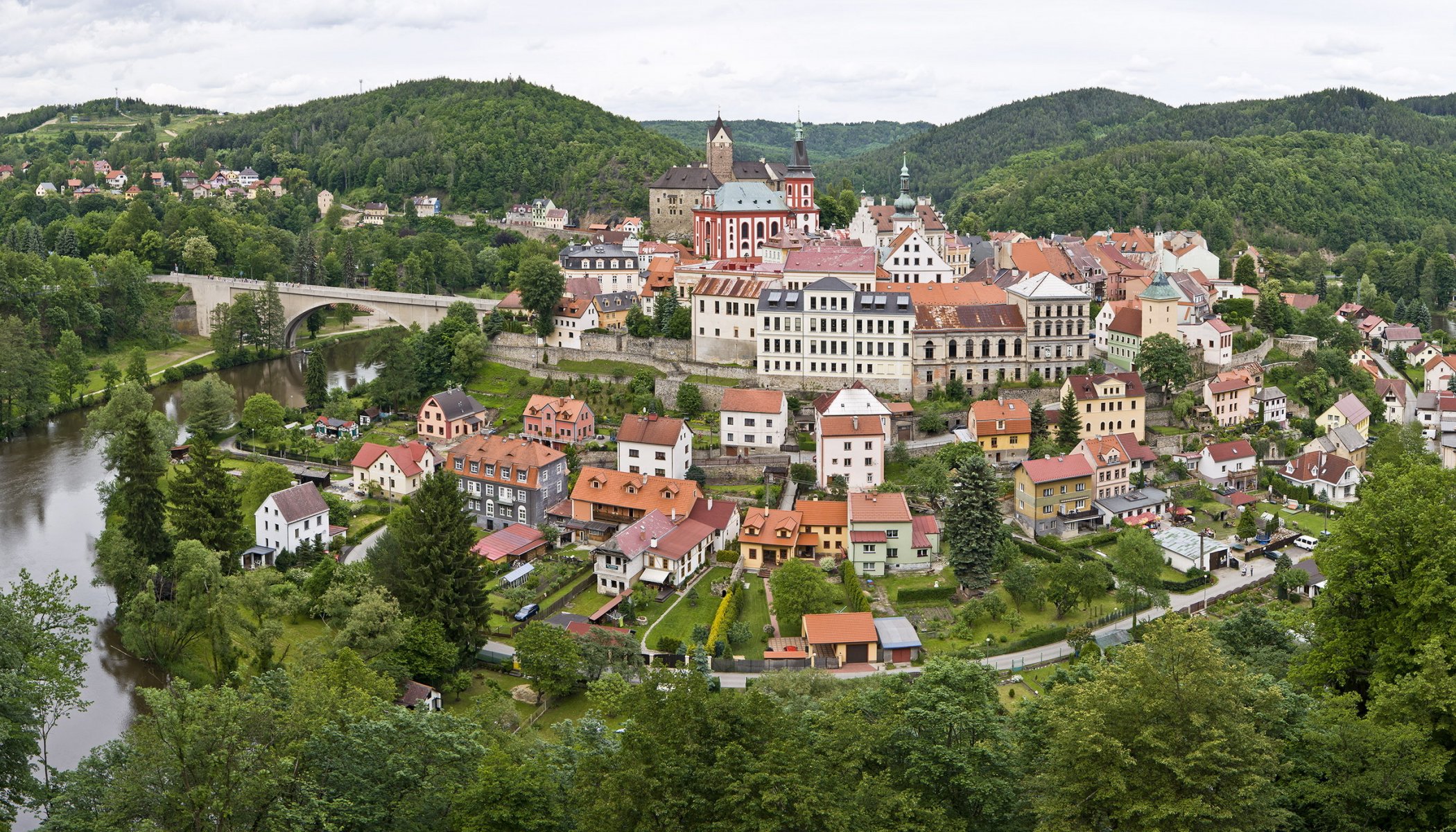 ceco repubblica città karlovy vary repubblica ceca karlovy vary fiume natura montagne alberi foresta case architettura