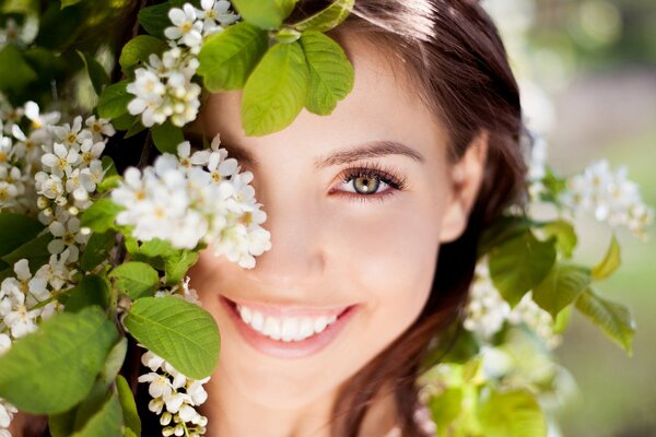 Fille avec un beau sourire blanc comme neige