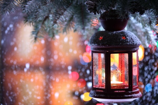 Schöne Taschenlampe. Der erste Schnee