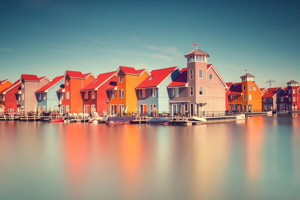 Casas de colores monótonos en el río