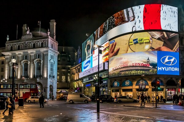 Città piovosa notturna a Londra