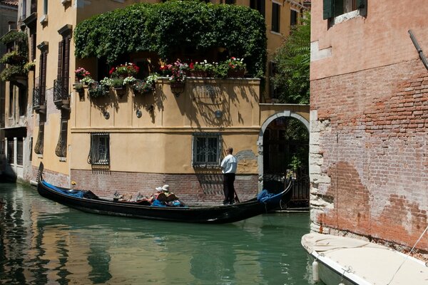 Gondel fährt in Venedig über den Kanal