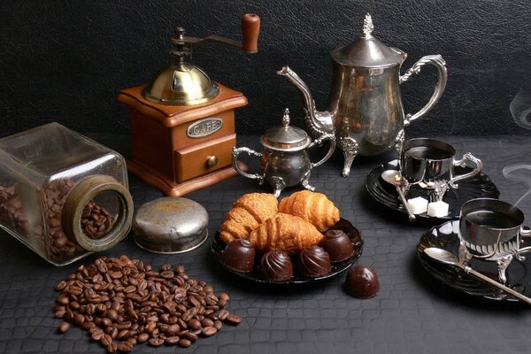 Teetrinken. Kaffee mit Croissants und Süßigkeiten