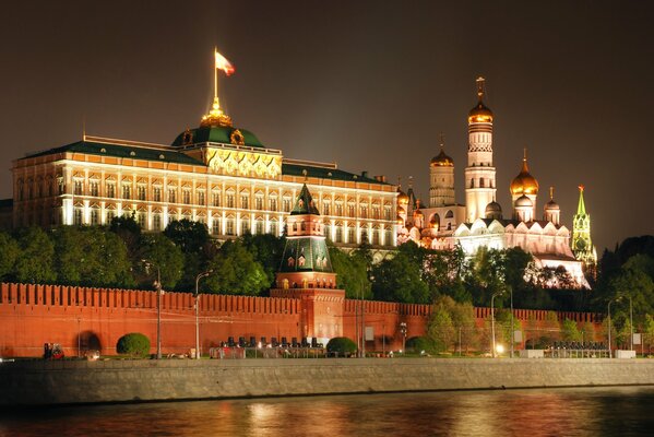 Kremlin en la Plaza roja de Moscú