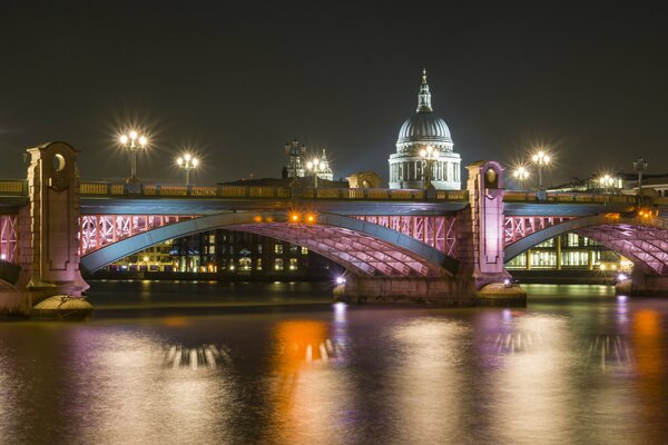 Un hermoso puente en Londres