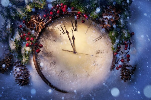 Weihnachtsuhr in Schnee und Tannenzweigen