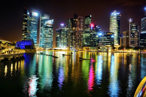 Luces de noche de Singapur con colores brillantes de rascacielos