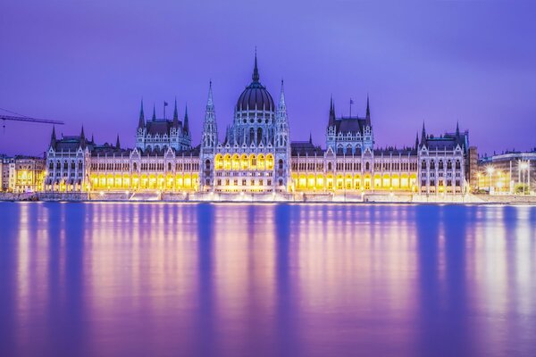Iluminación del edificio del Parlamento en el río en Budapest