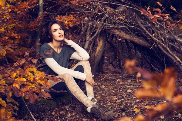 Brünette im Herbst Natur Hintergrund