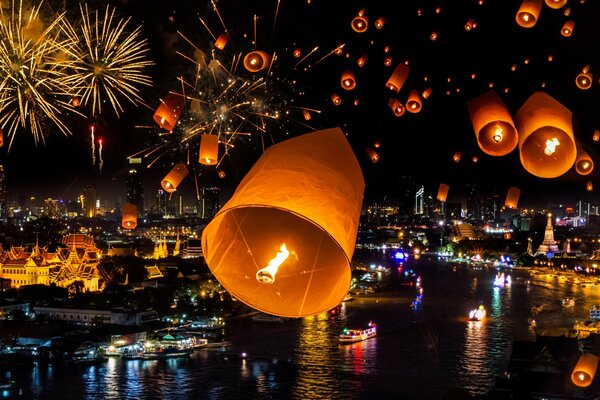 Linternas y luces de fiesta en el templo de Bangkok