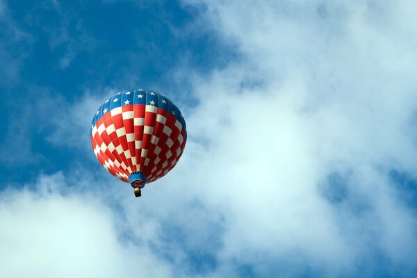 Balon na Gorące Powietrze na tle błękitnego nieba i chmur