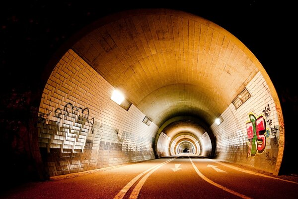 Tunnel di qualità moderno fresco