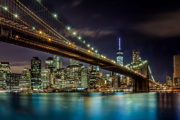 Puente en la noche de nueva York sobre el río