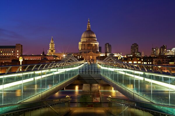 England, London. Blick auf die St. Paul s Cathedral in der Nacht. Die Millennium Bridge in Großbritannien