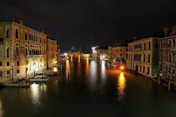 Reise nach Italien nächtliches Venedig