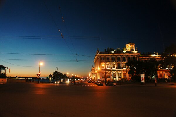 Vista de las luces nocturnas del Hermitage en San Petersburgo