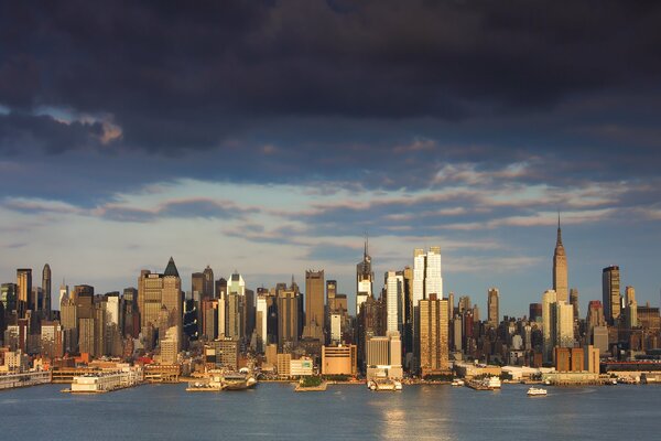 Rascacielos de la ciudad de nueva York desde lejos