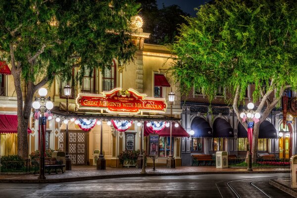 Una strada cittadina notturna a American Disneyland