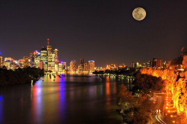 Ciudad nocturna a la luz de la Luna llena